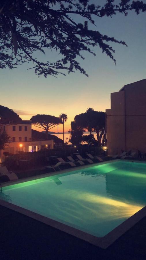 Hotel Madame Mere Saint-Florent  Buitenkant foto